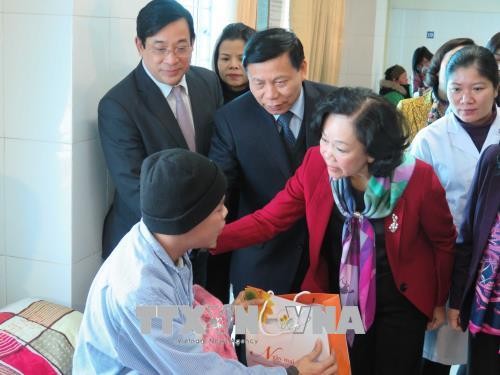Die Leiterin der Zentralabteilung für Volksaufklärung besucht Patienten im Krankenhaus Bac Ninh