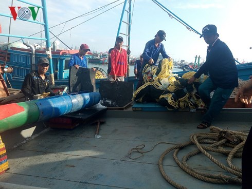 Khanh Hoa: Fischer fangen Fische im Meeresgebiet Truong Sa