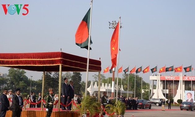 Staatspräsident Tran Dai Quang beginnt den offiziellen Besuch in Bangladesch