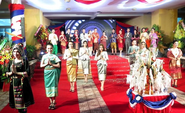 Laotische Studenten feiern ihr traditionelles Neujahrsfest Bunpimay in der Kaiserstadt Hue 