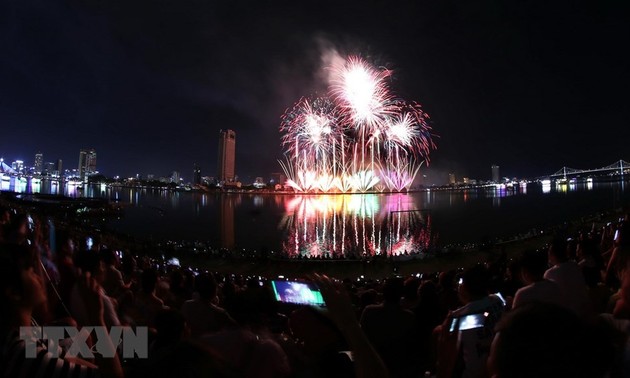 Feuerwerk-Festival Da Nang 2018 strahlt auf dem Han-Fluss