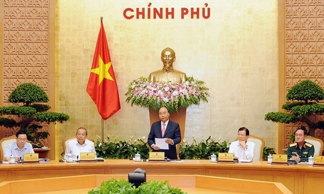 Premierminister Nguyen Xuan Phuc leitet die Debatte über die sozialwirtschaftliche Lage