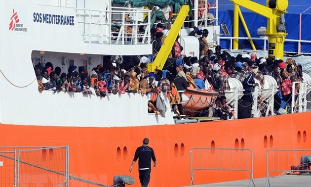 Fünf europäische Länder nehmen Flüchtlinge von dem Rettungsschiff auf