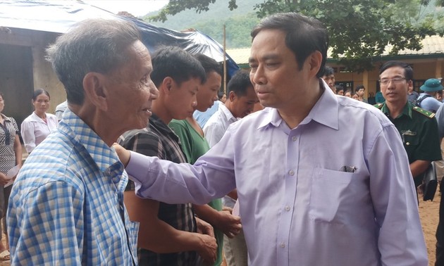 Der Leiter des Personalkomitees der Partei Pham Minh Chinh besucht die Flutopfer