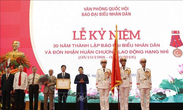 Parlamentspräsidentin Nguyen Thi Kim Ngan nimmt an Feier zum 30. Gründungstag der Dai Bieu Nhan Dan- Zeitung teil