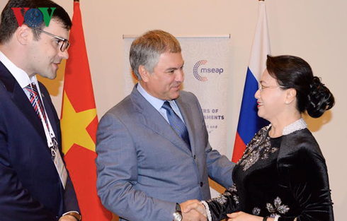 Parlamentspräsidentin Nguyen Thi Kim Ngan trifft den russischen Duma-Vorsitzenden