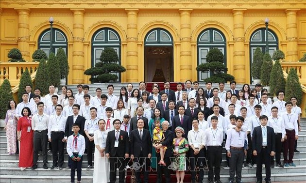KPV-Generalsekretär, Staatspräsident Nguyen Phu Trong trifft ausgezeichnete Studenten und Schüler