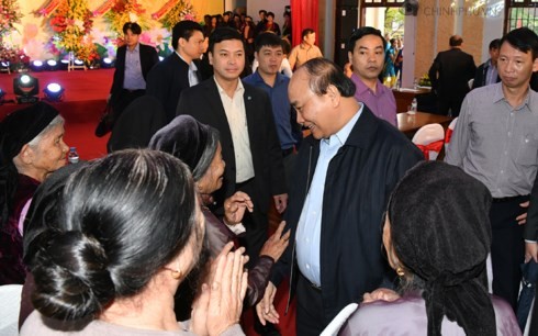 Premierminister Nguyen Xuan Phuc nimmt am Festtag der nationalen Solidarität in Bac Giang teil