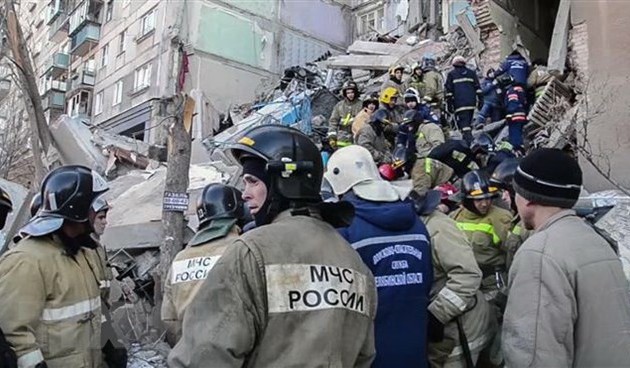 Bergung von Opfern nach einer Gasexplosion in einem Wohnhaus in Russland