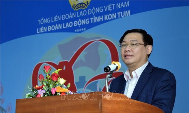 Vize-Premierminister Vuong Dinh Hue überreicht Geschenke an Arbeitskräfte in Kon Tum