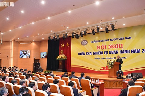 Premierminister Nguyen Xuan Phuc nimmt an der Bilanzkonferenz der Finanzbranche teil