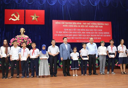 Vize-Premierminister Truong Hoa Binh besucht Cham-Volksgruppe und Khmer-Volksgruppe in Ho Chi Minh Stadt
