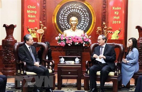 Der Parteisekretär von Ho Chi Minh Stadt Nguyen Thien Nhan empfängt den chinesischen Botschafter