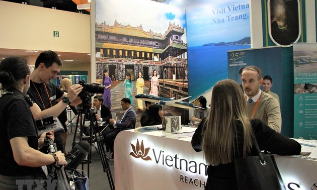 Russische Besucher interessieren sich für Küsten- Meerestourismus in Vietnam 