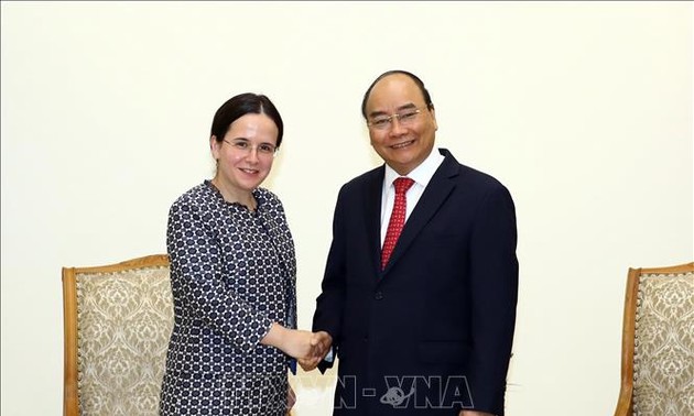 Premierminister Nguyen Xuan Phuc empfängt die rumänische Staatssekretärin Monica Gheorghita
