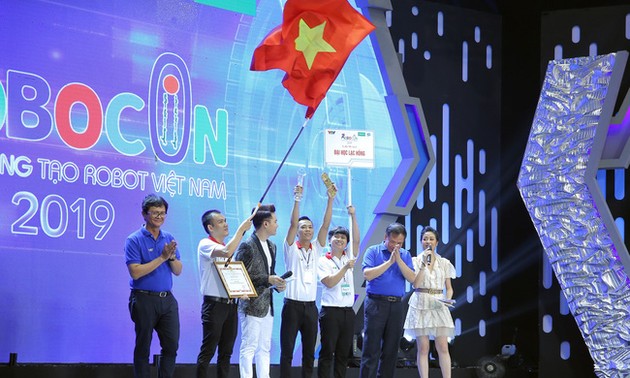 Die Hochschule Lac Hong gewinnt beim vietnamesischen Roboter-Wettbewerb
