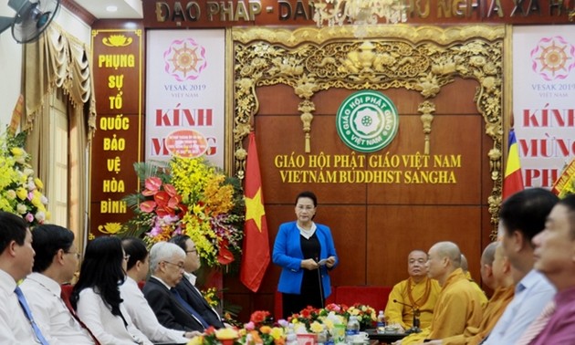 Parlamentspräsidentin Nguyen Thi Kim Ngan besucht den Leiter des Rates für oberste Patriarchen 