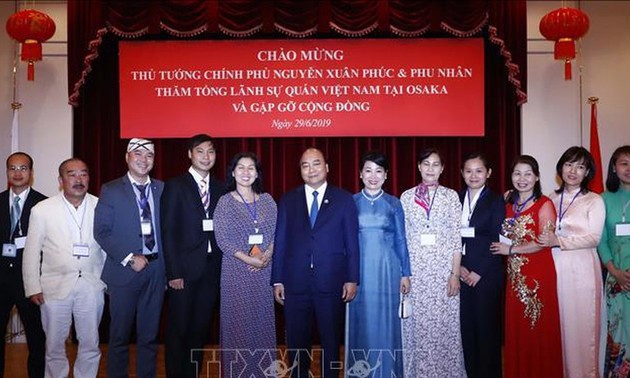 Premierminister Nguyen Xuan Phuc trifft die Vietnamesen in Kansai in Japan