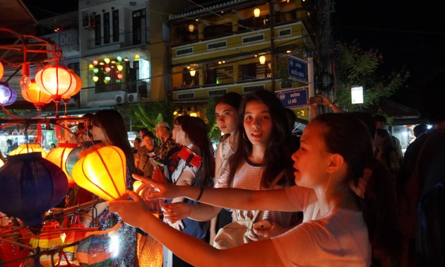 Im Ausland lebende vietnamesische Jugendliche und Studenten besuchen die Altstadt Hoi An’s