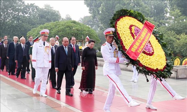 Spitzenpolitiker legen Blumenkränze am Denkmal der gefallenen Soldaten nieder