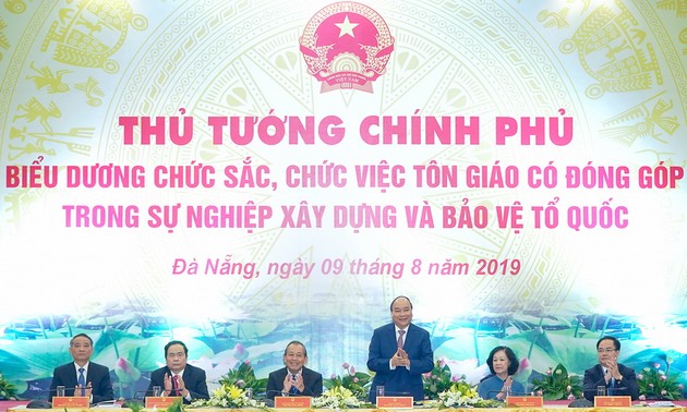 Premierminister Nguyen Xuan Phuc ehrt die vorbildlichen religiösen Würdenträger