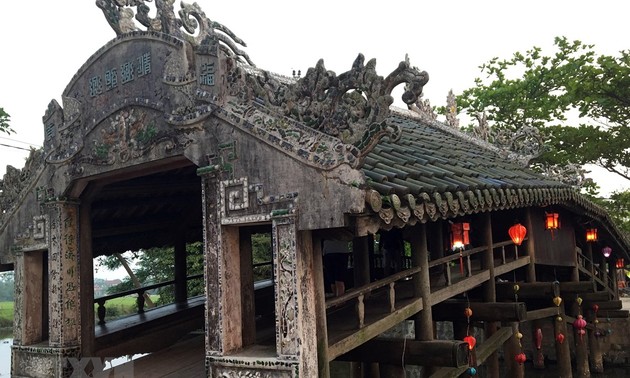 Der Nachtmarkt an der historischen überdachten Holzbrücke Thanh Toan in der Kaiserstadt Hue