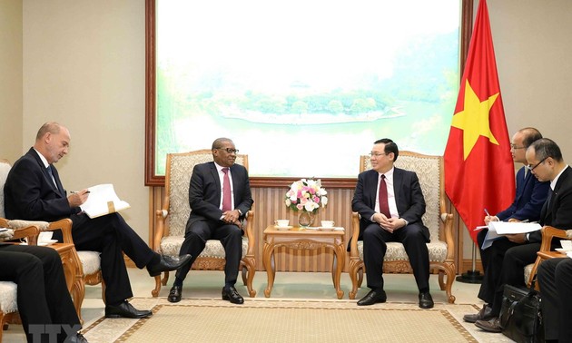 Vize-Premierminister Vuong Dinh Hue empfängt die Botschafter aus Südafrika und Nigeria