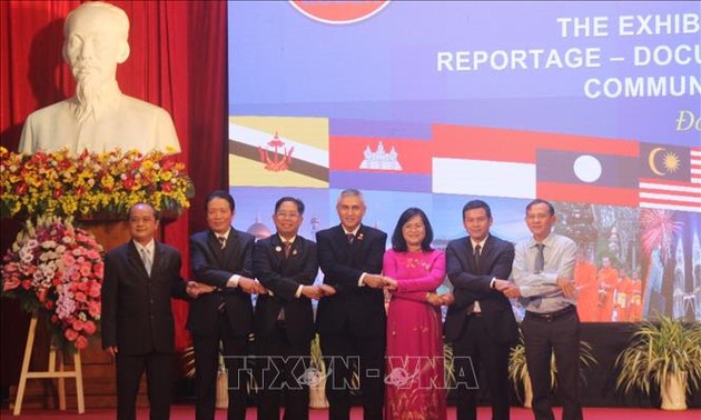 Ausstellung für Fotos und Dokumentarfilme über ASEAN-Gemeinschaft in Dong Nai