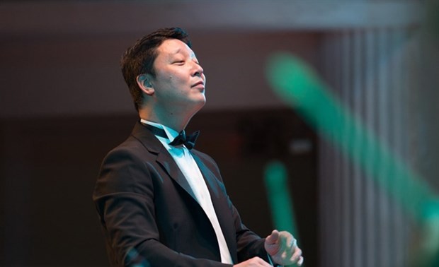 Dirigent Le Phi Phi wird das Musikprogramm Rock Symphonie leiten