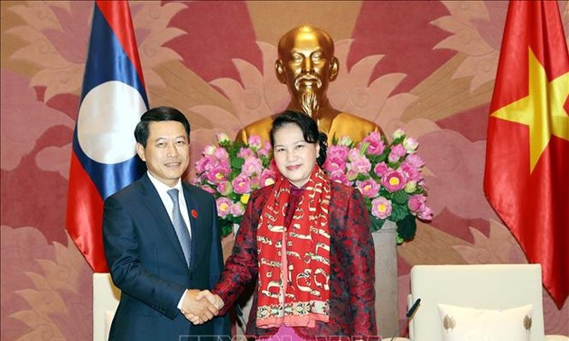 Parlamentspräsidentin Nguyen Thi Kim Ngan empfängt den laotischen Außenminister Kommasith