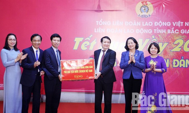 Vize-Staatspräsidentin Dang Thi Ngoc Thinh besucht die Arbeitnehmer in der Provinz Bac Giang