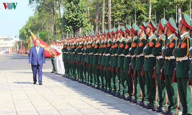 Premierminister Nguyen Xuan Phuc besucht Militärzone 9 