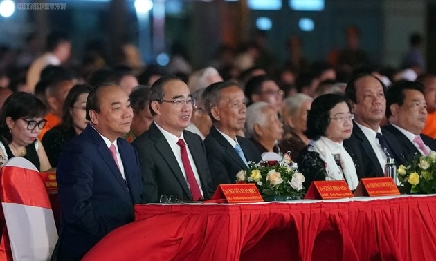 Premierminister Nguyen Xuan Phuc nimmt an der Feier zum 120. Gründungstag der Provinz Tra Vinh teil