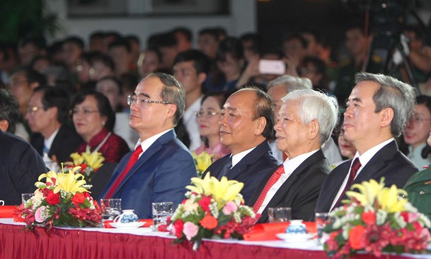 Die Partei- und Staatschefs nehmen am Programm „Ho Chi Minh – der Willen Vietnams” teil