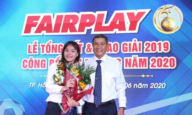 Trainer Mai Duc Chung und Fußballspielerin Chuong Thi Kieu erhalten Fair-Play-Preis 2019