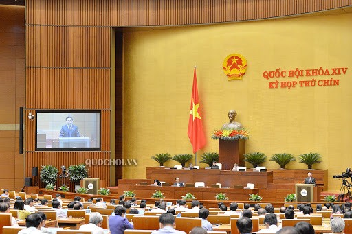 Die Abgeordneten beraten den Beschluss über die Sonderfinanzpolitik für Hauptstadt Hanoi 
