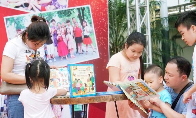 Aktivitäten am Wochenende in der Buchstraße in Hanoi 