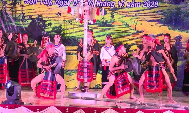 Eröffnung des Festivals für Gong-Musikinstrument in Son Tay