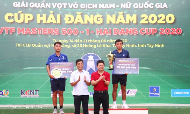 Junge Tennisspieler treffen sich in Tay Ninh