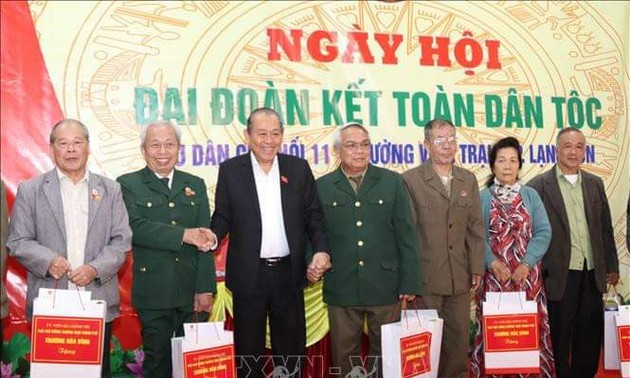 Vize-Premierminister Truong Hoa Binh nimmt am Fest für Nationalsolidarität in der Provinz Lang Son teil