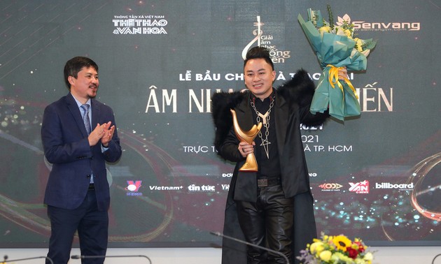 Sänger Tung Duong gewinnt bei drei Kategorien des Musik-Opfer-Preises