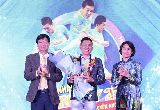 Fußballspieler Nguyen Nho erhält den Fair-Play-Preis 2020