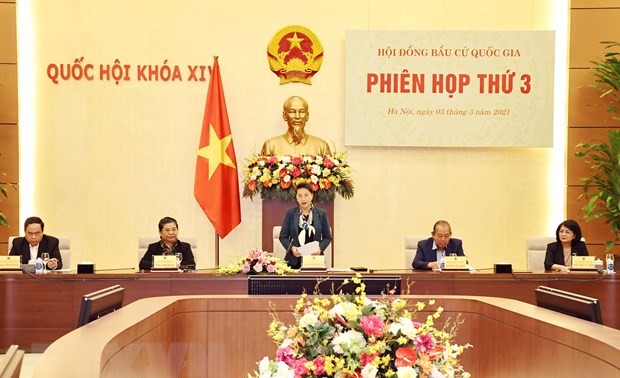 Parlamentspräsidentin Nguyen Thi Kim Ngan leitet die Sitzung der nationalen Wahlkommission