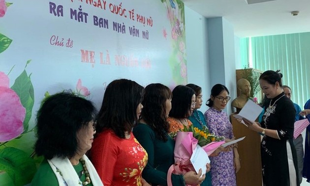Der Schriftsteller-Verband von Ho-Chi-Minh-Stadt stellt die neue Abteilung der Schriftstellerinnen vor