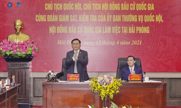 Parlamentspräsident Vuong Dinh Hue tagt mit Verwaltern der Hafenstadt Hai Phong