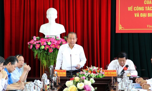 Vize-Premierminister Truong Hoa Binh überprüft die Wahlen in Vinh Long