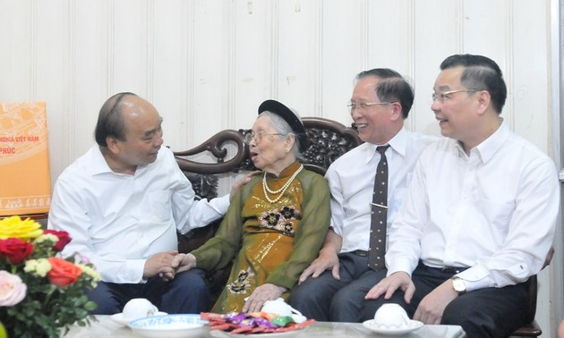 Staatspräsident Nguyen Xuan Phuc besucht Familien mit Verdienst in Hanoi