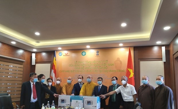 Der vietnamesische Buddhisten-Verband schenkt Beatmungsgeräte und Sauerstoffgeräte 