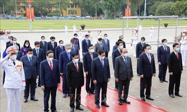 Spitzenpolitiker besuchen das Ho-Chi-Minh-Mausoleum