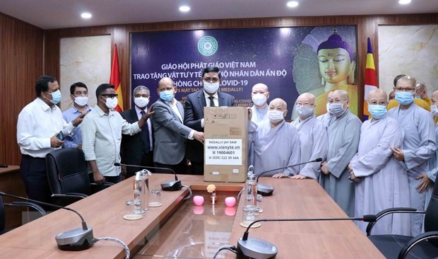 Der vietnamesische Buddhisten-Verband überreicht medizinische Ausrüstungen an Indien
